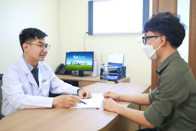 Bác sĩ Phát khám cho người bệnh. Ảnh: Bệnh viện Đa khoa Tâm Anh