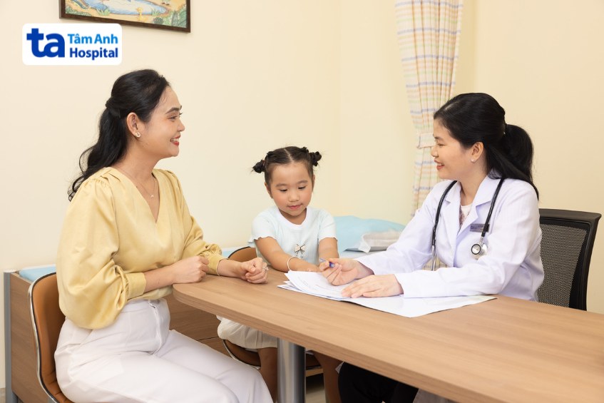 bác sĩ sẽ đánh giá tình trạng sức khỏe tổng thể của trẻ