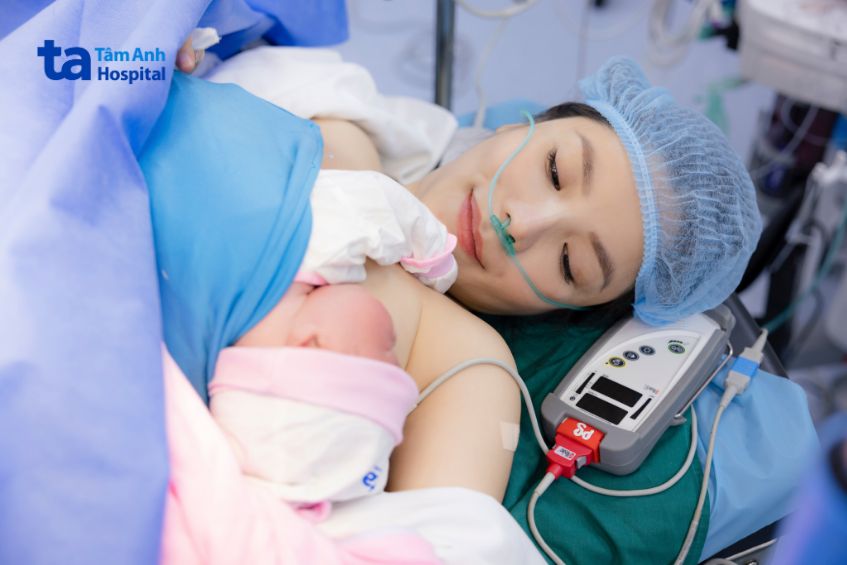 Bé được da kề da với mẹ trong một ca sinh mổ tại Trung tâm Sản Phụ khoa Hệ thống Bệnh viện Đa khoa Hưng Thịnh