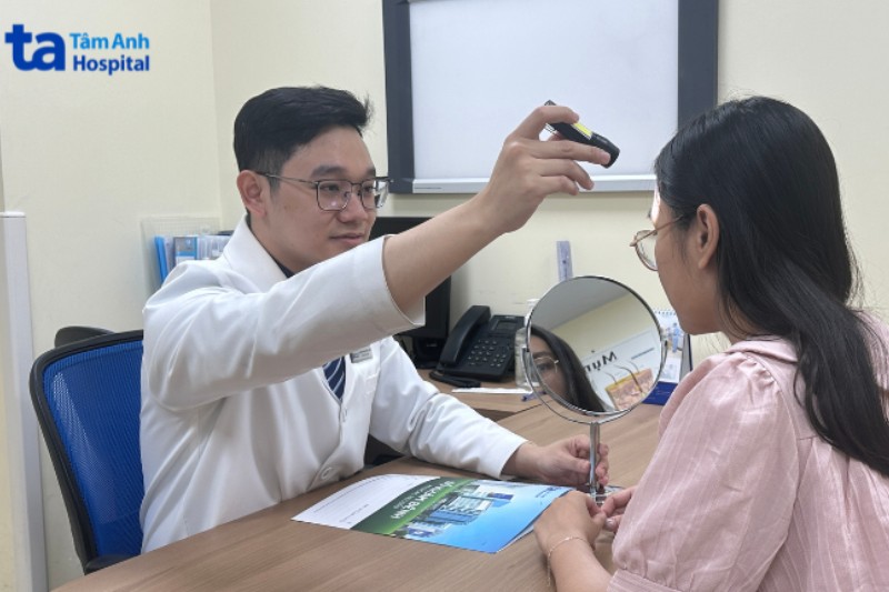 bác sĩ long kiểm tra tình trạng viêm da tiết bã