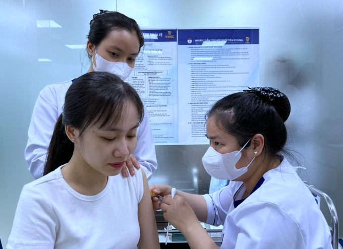 Khách người lớn tiêm vaccine phòng viêm gan B tại VNVC. Ảnh: Diệu Thuần