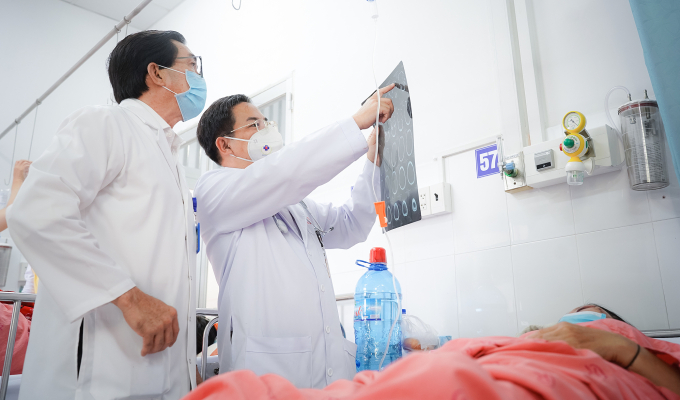 Các bác sĩ trao đổi về phim chụp của bệnh nhân. Ảnh: Bệnh viện cung cấp