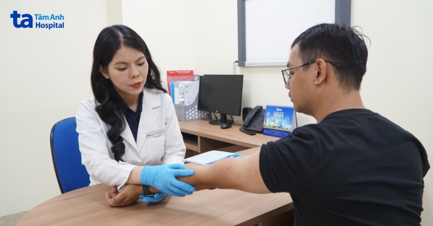 bác sĩ châu đang kiểm tra tình trạng da