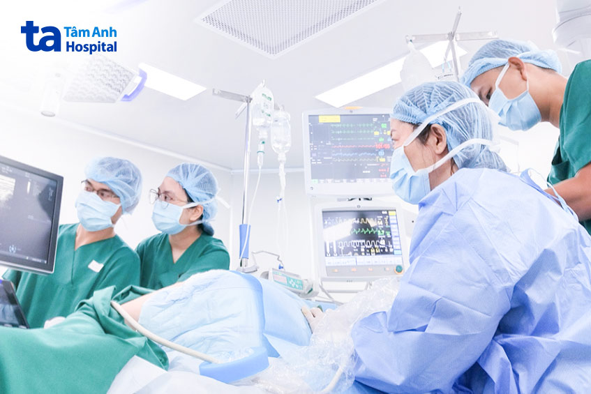 Các bác sĩ khoa Gây mê Hồi sức, Bệnh viện Đa khoa Hưng Thịnh TP.HCM đang gây mê cho người bệnh