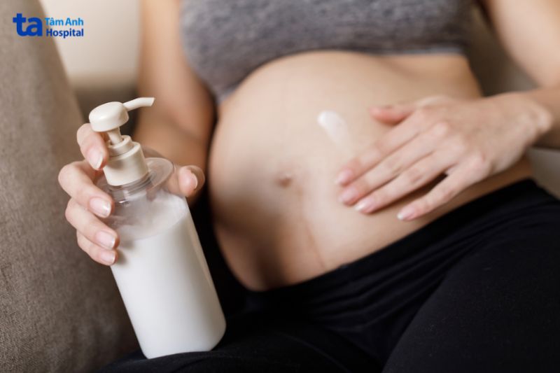mẹ bầu nên kết hợp thoa kem