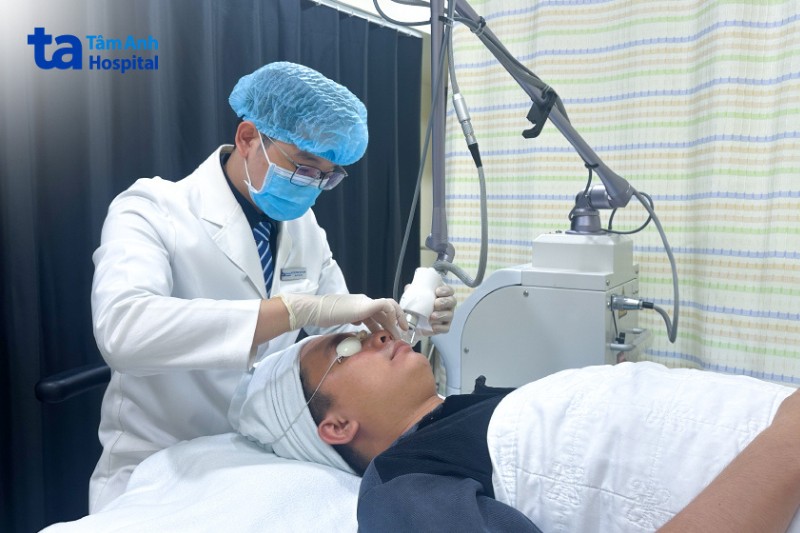 bác sĩ Long điều trị giãn mao mạch