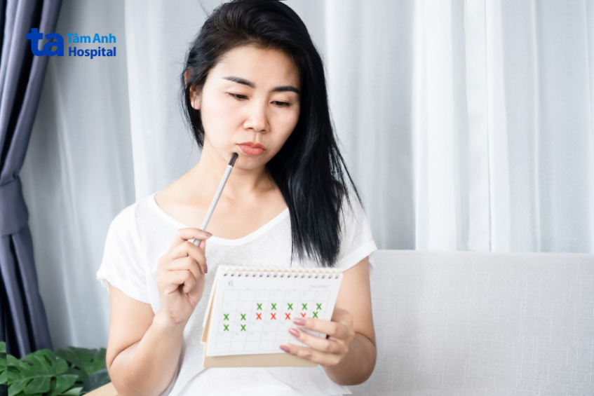 Chu kỳ kinh không đều, lượng máu kinh nhiều, đau bụng dưới… là những dấu hiệu cảnh báo u xơ tử cung mà chị em cần thăm khám ngay
