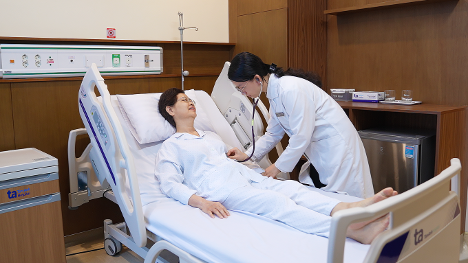 Bác sĩ khám cho bà Thủy sau can thiệp. Ảnh: Bệnh viện Đa khoa Tâm Anh