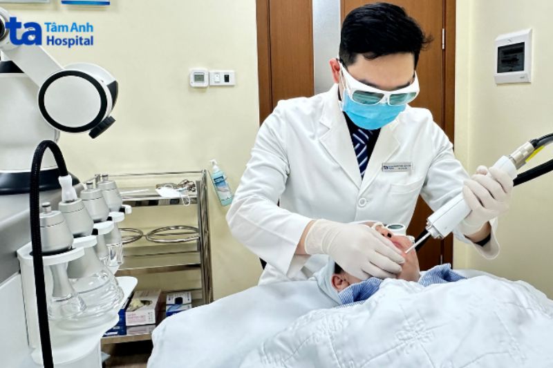 bác sĩ long điều trị giãn mao mạch