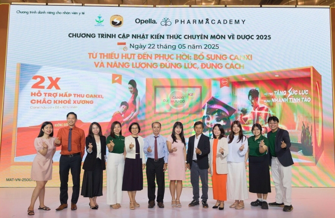 Các chuyên gia chụp hình lưu niệm cùng ban tổ chức. Ảnh: Opella Việt Nam