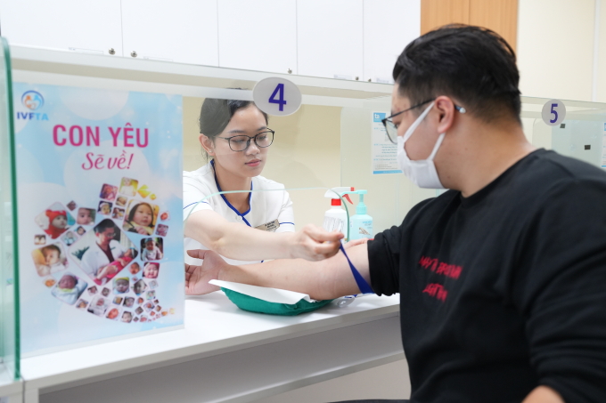Điều dưỡng trung tâm IVF Tâm Anh lấy máu làm xét nghiệm cho một người bệnh. Ảnh: Bệnh viện cung cấp