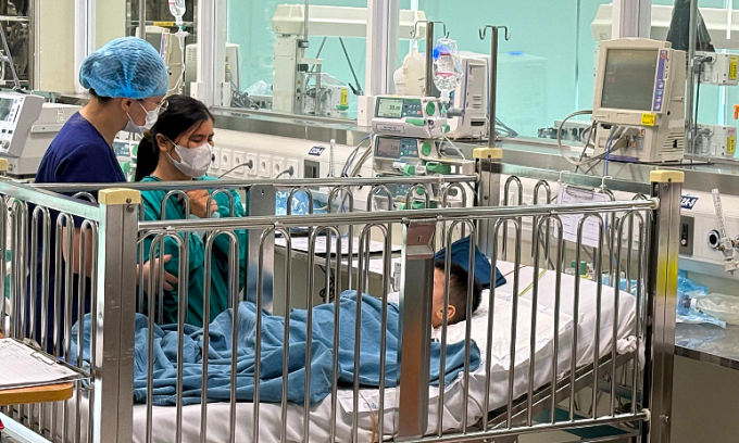 Mẹ bệnh nhi vào giường bệnh thăm con trai. Ảnh: Tuấn Dũng