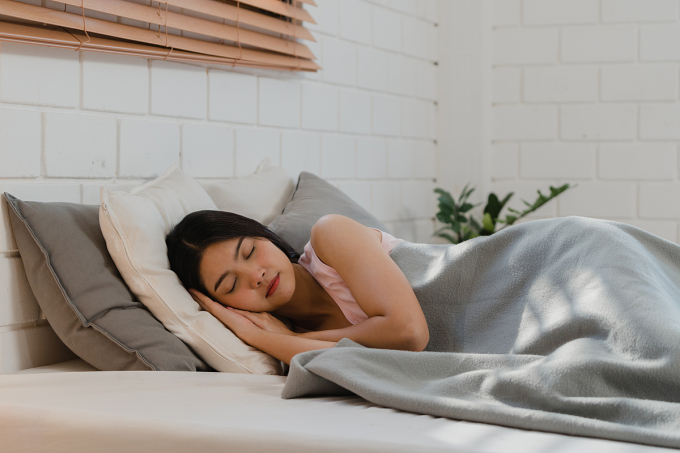 Điều chỉnh thời gian nằm trên giường là một trong 4 cách giúp giảm tình trạng mất ngủ. Ảnh: Pexel