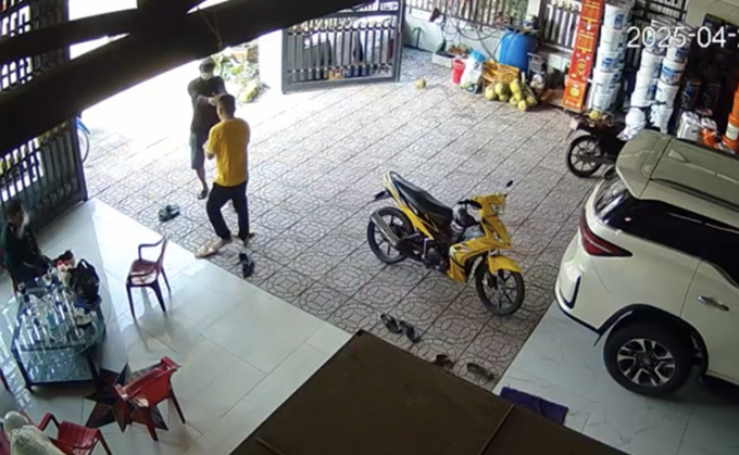 Hiện trường ông Phúc cầm súng bắn tài xế Trung, ngày 28/4. Ảnh: Cắt từ camera an ninh