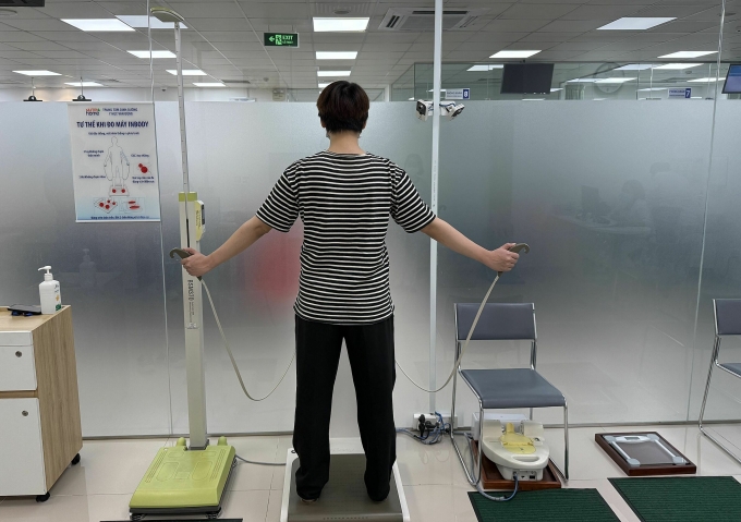 Đo thành phần cơ thể bằng máy InBody 770 giúp xác định các chỉ số như khối lượng cơ - mỡ, mỡ nội tạng... Ảnh: Trung tâm Dinh dưỡng Nutrihome