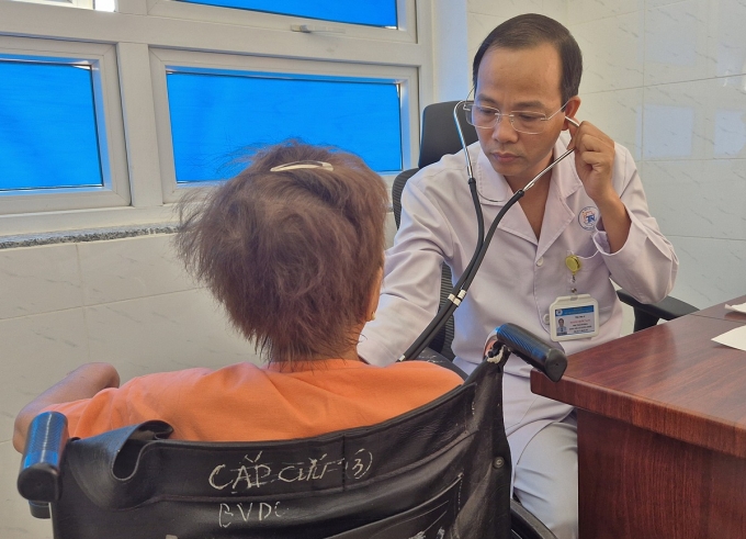 Khám chữa bệnh nhân tại Khoa Nội Cơ xương khớp, Bệnh viện Thống Nhất. Ảnh: Lê Phương