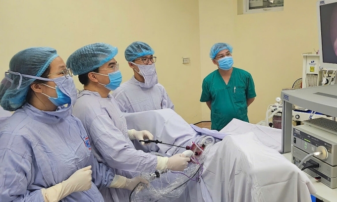 Các bác sĩ phẫu thuật cho bệnh nhân. Ảnh: Mạnh Trần