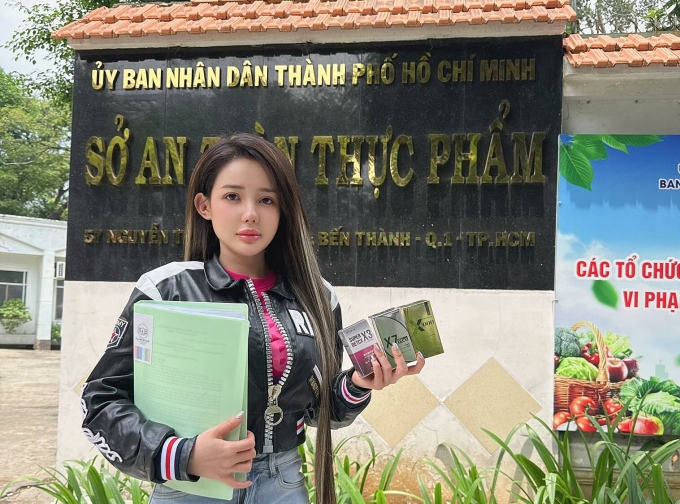 DJ Ngân 98 đến làm việc tại Sở An toàn thực phẩm TP HCM, sáng 22/5. Ảnh: Facebook DJ Ngân 98