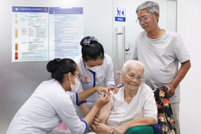 Người lớn tuổi tiêm vaccine cúm, phế cầu tại VNVC. Ảnh: Mộc Miên