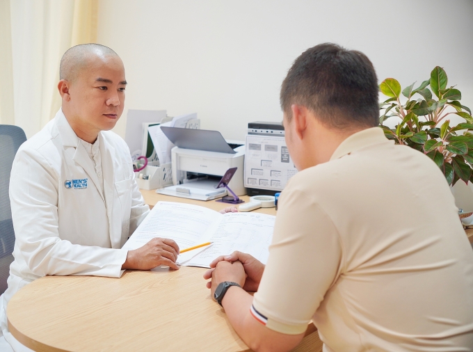 Bác sĩ Duy thăm khám cho bệnh nhân. Ảnh: Lâm Anh