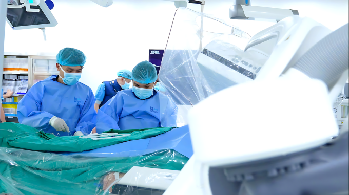 Êkíp can thiệp tái thông mạch vành cho người bệnh. Ảnh: Bệnh viện Đa khoa Tâm Anh