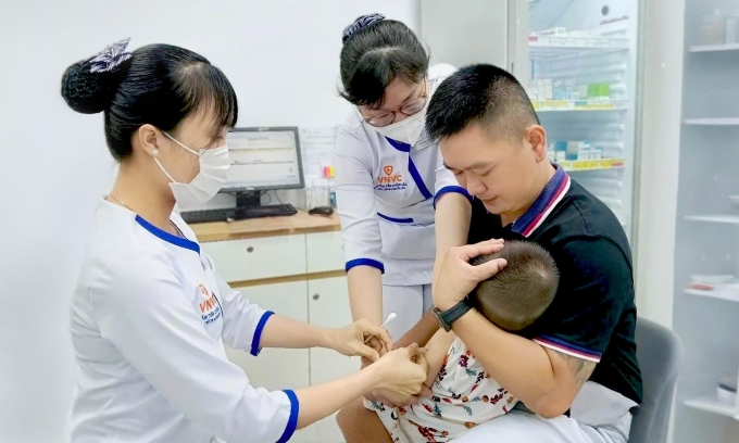 Trẻ nhỏ tiêm ngừa sởi - quai bị - rubella tại Trung tâm tiêm chủng VNVC. Ảnh: An Bình