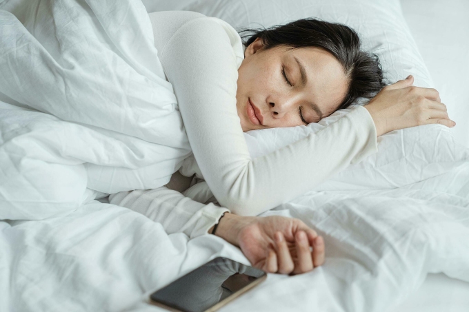Các chuyên gia khuyến cáo nằm nghiêng, đặc biệt là bên trái, tốt hơn cho sức khỏe. Ảnh: Pexels