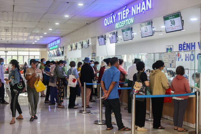 Bệnh nhân chờ khám bệnh tại Bệnh viện Ung Bướu TP HCM cơ sở 2, TP Thủ Đức. Ảnh: Quỳnh Trần