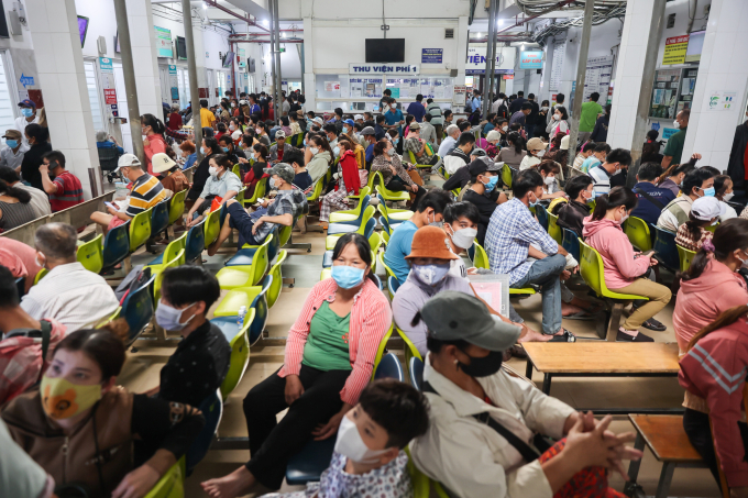 Đông đúc người dân đến khám bệnh tại Bệnh viện Chấn thương Chỉnh hình TP HCM - cơ sở tuyến cuối của thành phố và khu vực phía Nam. Ảnh: Quỳnh Trần