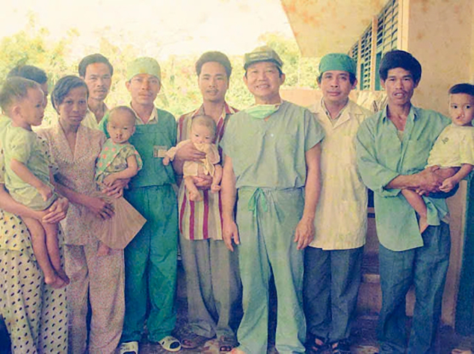 Bác sĩ Trần Thành Trai (thứ tư từ phải sang) khi phẫu thuật cho trẻ sứt môi hở vòm ở Nghệ An năm 1998. Ảnh: PGS.TS.BS Trương Nguyễn Uy Linh cung cấp