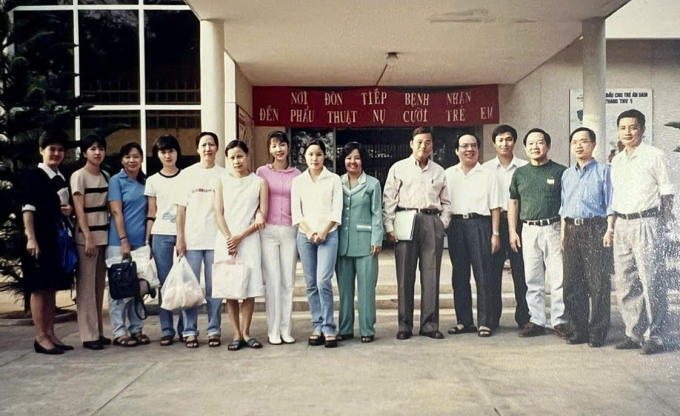 Bác sĩ Trần Thành Trai (áo xanh lá cây, thứ ba từ phải qua) và PGS.TS.BS Trương Nguyễn Uy Linh (áo trắng đứng bên cạnh) trong chuyến mổ từ thiện sứt môi - chẻ vòm ở Bệnh viện Châu Đốc (An Giang), năm 2001. Ảnh do bác sĩ cung cấp