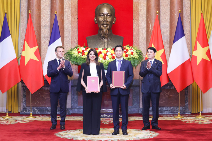 Tổng thống Pháp Emmanuel Macron (trái) và Chủ tịch nước Lương Cường (phải) tại buổi trao văn kiện hợp tác chuyển giao công nghệ sản xuất vaccine giữa Sanofi - VNVC.  Ảnh: Sanofi