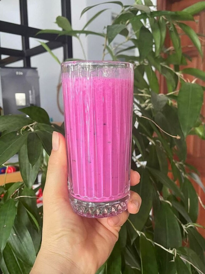 Smoothie thanh long, hạt chia được nhiều người ưa chuộng, song bác sĩ khuyến cáo không nên thay thế hoàn toàn 3 bữa chính. Ảnh chụp màn hình