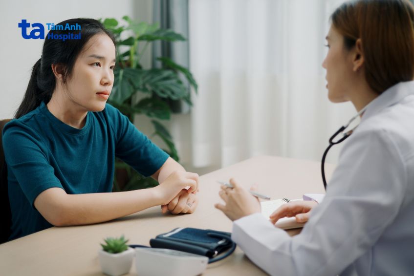 Khi nhận thấy sản dịch kéo dài hơn bình thường hoặc có dấu hiệu khác lạ, chị em hãy thăm khám ngay để được bác sĩ kiểm tra và chẩn đoán chính xác