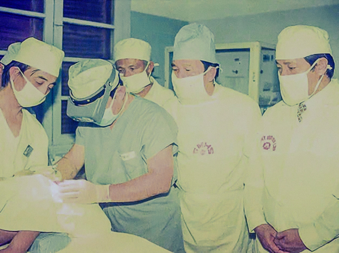 Bác sĩ Trần Thành Trai (thứ hai từ trái sang) trong một ca phẫu thuật. Ảnh: PGS.TS.BS Trương Nguyễn Uy Linh cung cấp