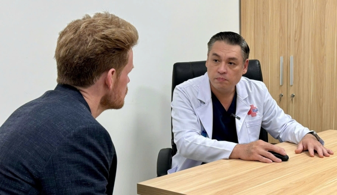 Bác sĩ Lệnh Hùng trao đổi cùng bệnh nhân sau ca mổ thành công. Ảnh: Bệnh viện cung cấp