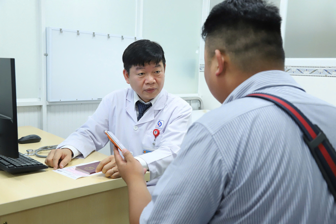 TS.BS Võ Văn Tân, Trưởng Khoa Nội Thần kinh, Bệnh viện Nhân dân Gia Định, khám tại phòng khám chuyên gia vệ tinh ở Bệnh viện Đa khoa Sài Gòn, ngày 18/6. Ảnh: Song Khuê