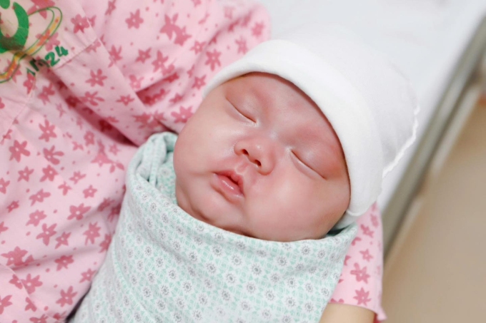 Bé gái sinh non ở tuần 24, được y bác sĩ chăm sóc tích cực. Ảnh: Bệnh viện cung cấp