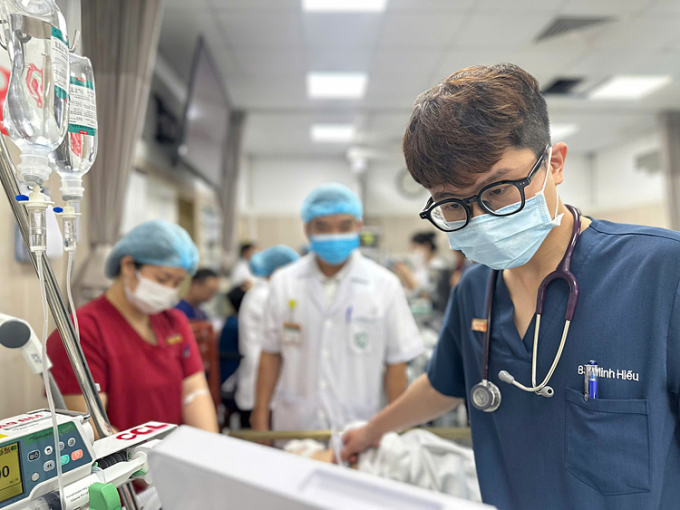 Bác sĩ Hiếu trong ca cấp cứu một bệnh nhâh. Ảnh: Thúy Quỳnh
