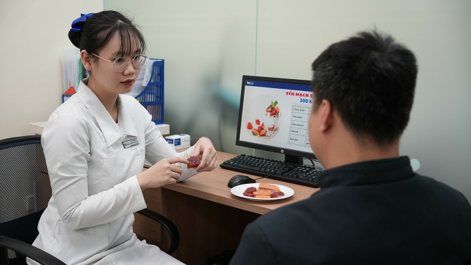 Chuyên viên dinh dưỡng tư vấn chế độ dinh dưỡng cho người bệnh điều trị béo phì. Ảnh minh họa: Bệnh viện Đa khoa Tâm Anh