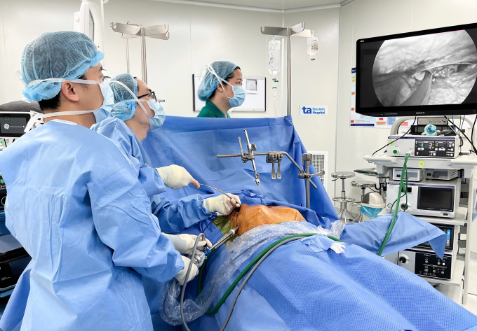 Bác sĩ phẫu thuật nội soi nâng ngực cho bệnh nhân. Ảnh: Hạ Vũ