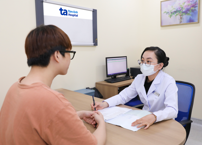 Bác sĩ Diễm khám cho người bệnh. Ảnh: Bệnh viện Đa khoa Tâm Anh