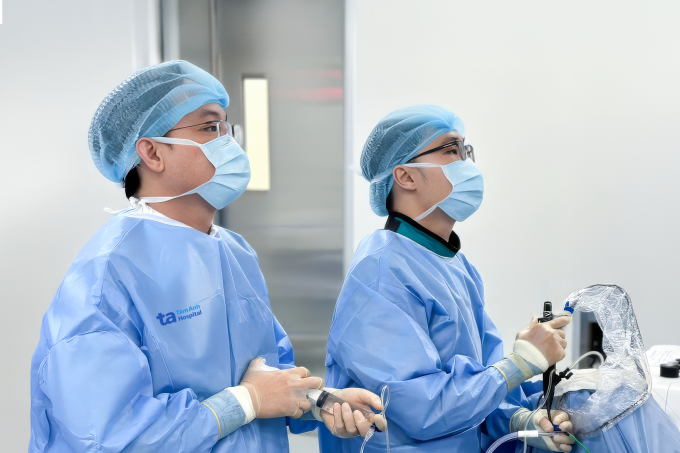 Bác sĩ Trần Huy Phước (phải) phẫu thuật tán sỏi cho anh Gidi. Ảnh: Bệnh viện Đa khoa Tâm Anh